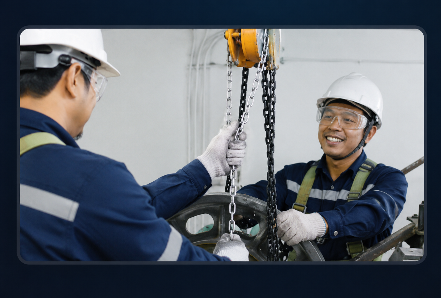 Teknisi Elevator Sedang Bekerja